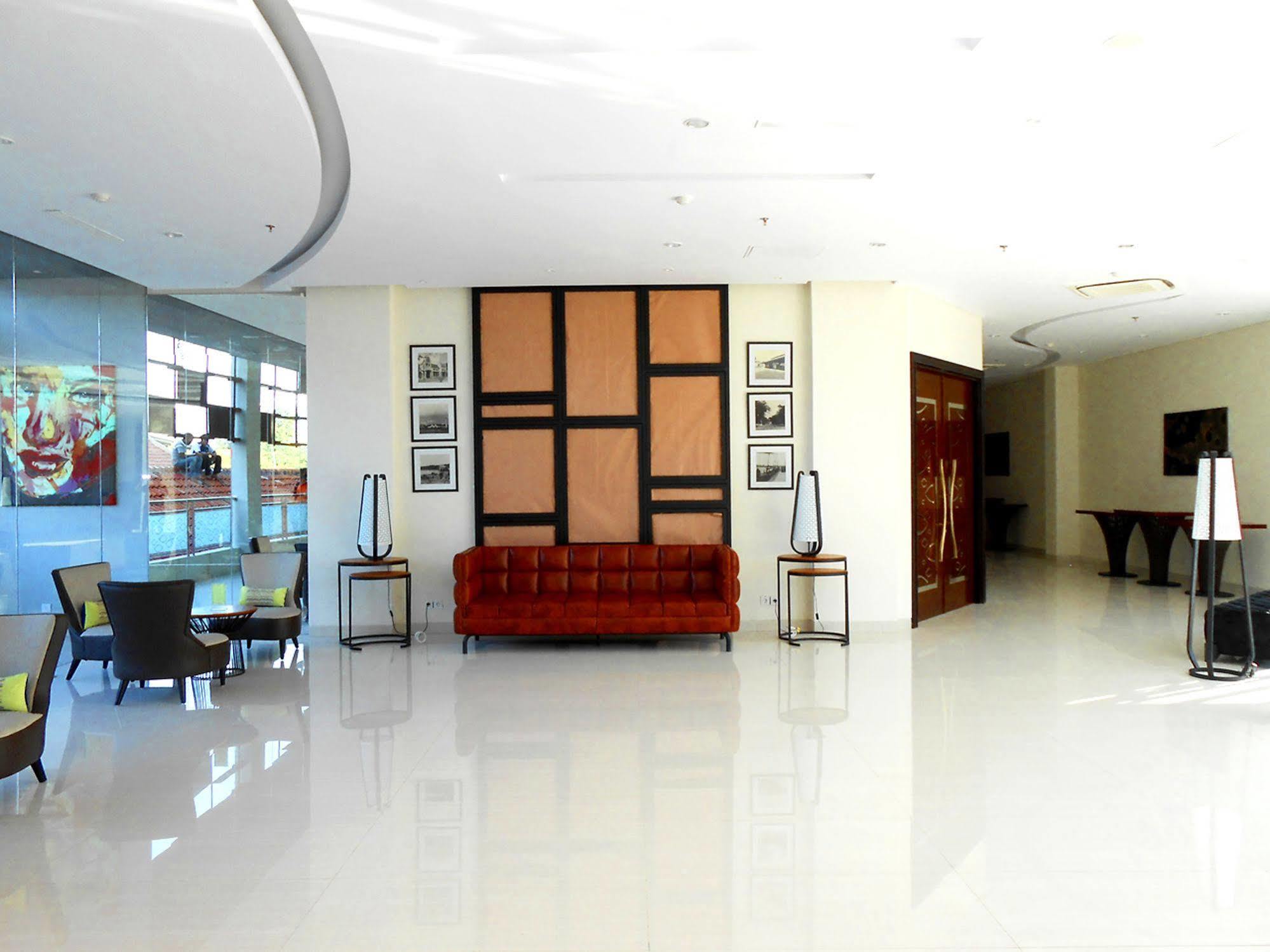 Primebiz Tegal Hotel Buitenkant foto